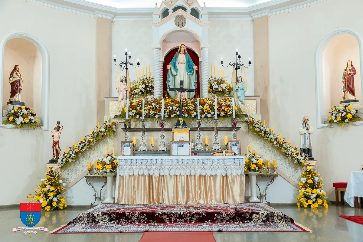 Altar da Matriz decorado para celebração