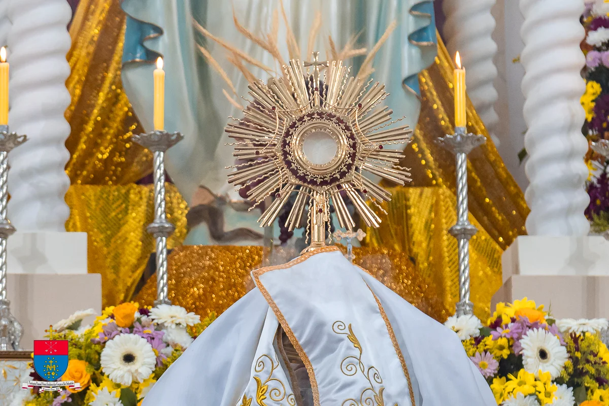 Custódia dourada com o Santíssimo exposto sobre o altar