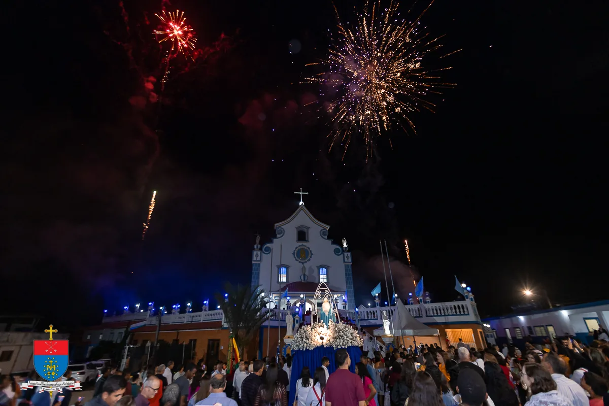Fachada iluminada por fogos durante festa