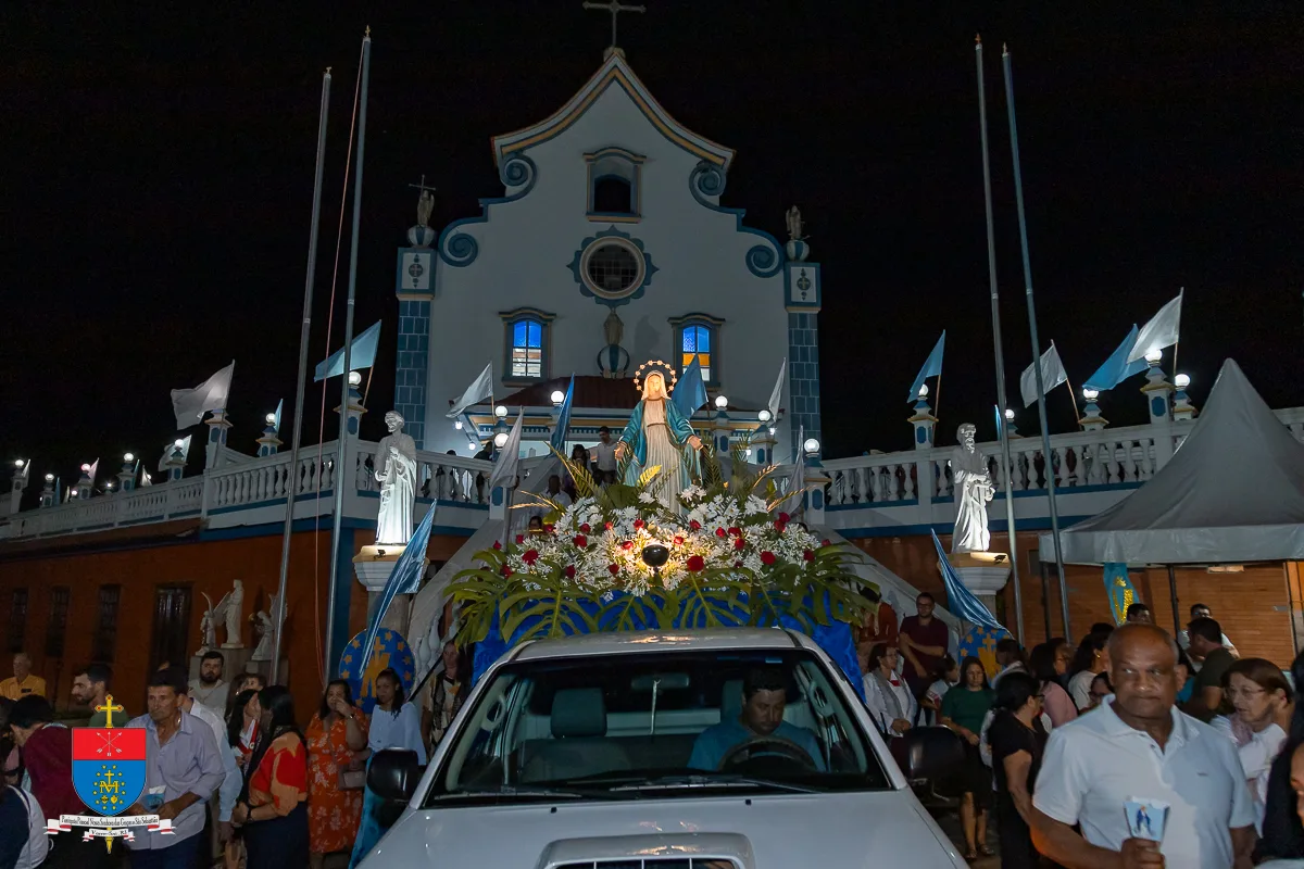 Fachada durante procissão noturna