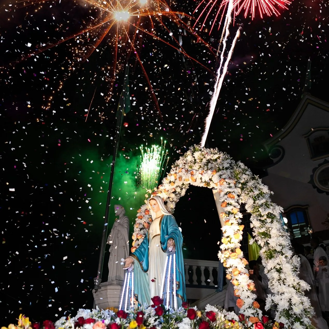 Imagem de Nossa Senhora das Graças com fogos