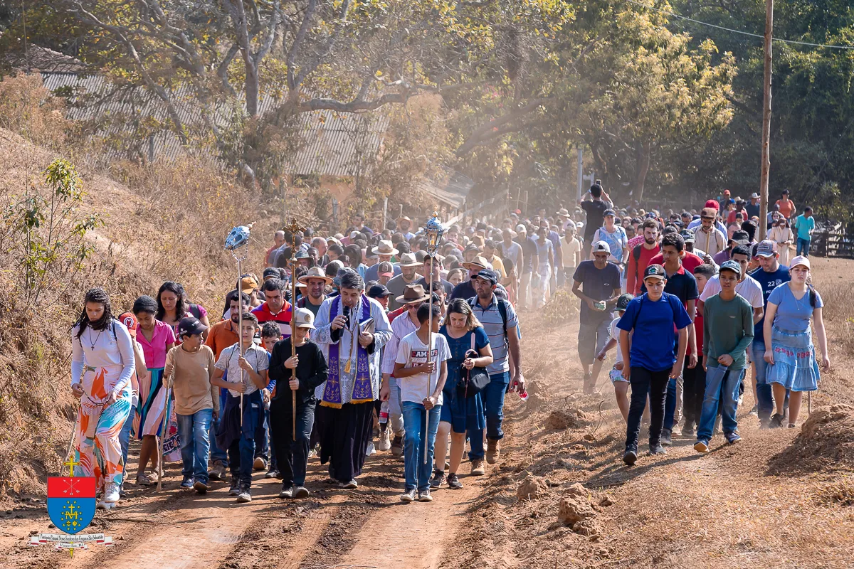 Padre conduzindo fiéis em caminhada