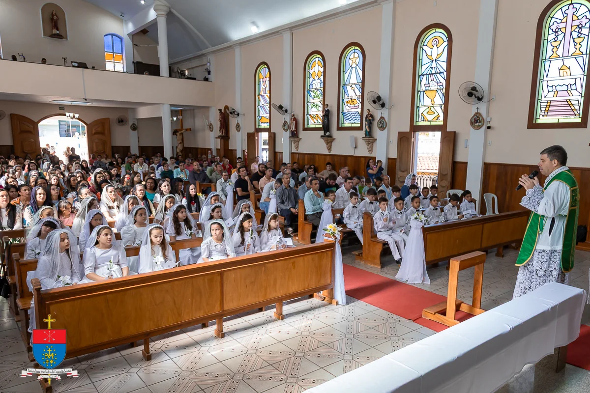 Crianças durante a Primeira Comunhão na Igreja Nossa Senhora das Dores